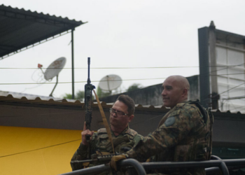 Operação Contenção no Morro Santa Marta, no Rio de Janeiro, termina em confronto armado, deixa passageiro ferido e registra prisões em ação contra o Comando Vermelho.