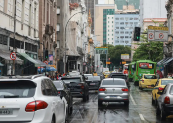 Levantamento do ISP mostra que 80% dos veículos roubados no Rio de Janeiro são recuperados em cinco cidades, com forte concentração em áreas urbanas e comunidades.