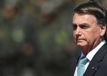 STM analisa recurso da defesa de Jair Bolsonaro em processo sobre possível perda de patente militar. Julgamento envolve pedido de suspeição de ministro.