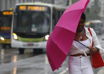 Eventos musicais na Arena Copacabana foram cancelados devido ao mau tempo, mas a transmissão do jogo Brasil x Escócia pela Copa do Mundo de 2026 será mantida.