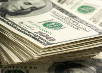 Dólar sobe para R$ 5,20 e bolsa cai 0,44% em meio à aversão ao risco global. Mercado reage a expectativas sobre juros nos EUA e preços do petróleo.