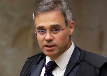 STF encaminha a André Mendonça pedido de investigação sobre suposto financiamento do filme "Dark Horse" envolvendo Flávio Bolsonaro e Daniel Vorcaro.