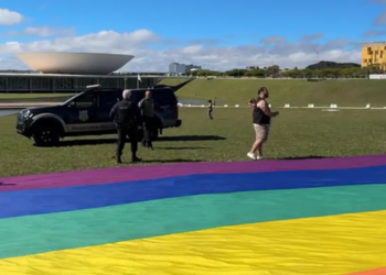 Manifestação do Dia do Orgulho LGBTQIA+ em Brasília termina com reclamações contra a Polícia Legislativa após ativistas serem impedidos de exibir uma bandeira em frente ao Congresso Nacional.