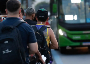 Greve de ônibus começa no Rio de Janeiro após impasse nas negociações salariais. Justiça determina operação de 50% da frota durante a paralisação.