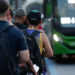 Greve de ônibus começa no Rio de Janeiro após impasse nas negociações salariais. Justiça determina operação de 50% da frota durante a paralisação.