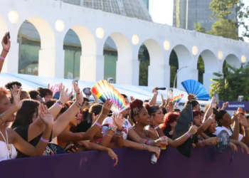 A 4ª Parada LGBTQIA+ do Rio de Janeiro reuniu milhares de pessoas na Lapa com manifestações por direitos, combate à violência e maior representatividade política da comunidade LGBTQIA+.