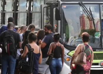 Greve dos rodoviários do Rio de Janeiro chega ao segundo dia com redução da frota de ônibus, atos de vandalismo e audiência de conciliação no TRT-1 para tentar encerrar a paralisação.