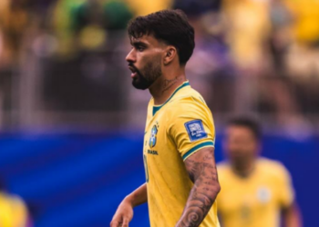 A CBF confirmou que Lucas Paquetá sofreu uma lesão muscular na coxa esquerda durante Brasil x Japão. O meia iniciou tratamento intensivo e pode desfalcar a Seleção nas oitavas da Copa de 2026.
