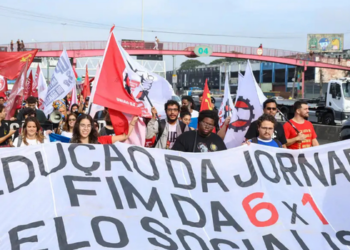 Manifestantes realizaram protestos em diversas cidades para defender a redução da jornada de trabalho e o fim da escala 6x1. Proposta aguarda análise do Senado.