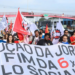 Manifestantes realizaram protestos em diversas cidades para defender a redução da jornada de trabalho e o fim da escala 6x1. Proposta aguarda análise do Senado.