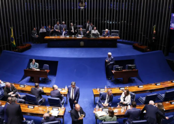 Duas PECs sobre jornada de trabalho avançam no Senado. Uma propõe o fim da escala 6x1, enquanto outra amplia a liberdade de negociação entre empregadores e trabalhadores.
