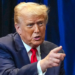 Trump chama conflito com Irã de “coisa pequena” e apoia Vance ao rejeitar termo “guerra”; confrontos já duram seis meses.