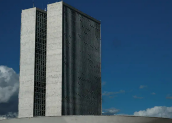 Governo federal prepara proposta para alterar regras do MEI, com aumento do limite de faturamento anual e ampliação do número de empregados permitidos.