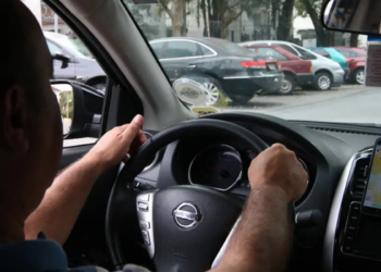 Trabalho por aplicativo cresce no Brasil e reacende debate sobre direitos e precarização