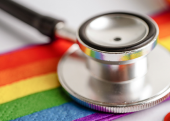 Discriminação nos serviços de saúde dificulta prevenção, diagnóstico e tratamento do câncer na população LGBTQIAPN+, alertam estudos e especialistas.