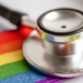 Discriminação nos serviços de saúde dificulta prevenção, diagnóstico e tratamento do câncer na população LGBTQIAPN+, alertam estudos e especialistas.