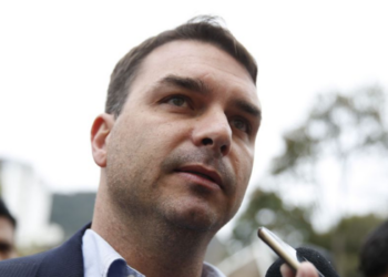 Flávio Bolsonaro comentou a investigação sobre contrato de internet pública em São Paulo e defendeu uma apuração imparcial. Polícia Civil analisa possíveis irregularidades envolvendo ONG responsável pelo projeto.