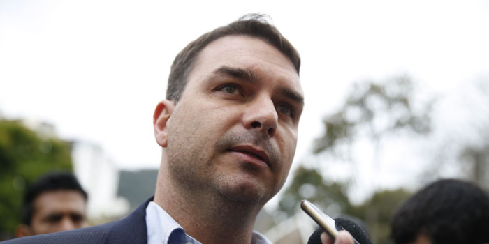 Flávio Bolsonaro comentou a investigação sobre contrato de internet pública em São Paulo e defendeu uma apuração imparcial. Polícia Civil analisa possíveis irregularidades envolvendo ONG responsável pelo projeto.