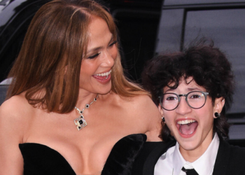 Filho de Jennifer Lopez, anteriormente conhecido como Emme, teria passado a se identificar como Oskar Muniz e usar pronomes masculinos, segundo o The Daily Mail.