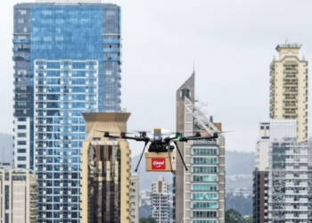iFood começa testes de entregas por drones na Grande São Paulo. Operação liga shopping em Alphaville a condomínios em Barueri e reduz tempo de entrega para cerca de 5 minutos.