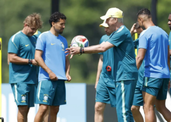 Carlo Ancelotti comandando o treino da Seleção Brasileira antes da estreia na Copa do Mundo • Rafael Ribeiro/CBF