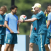Carlo Ancelotti comandando o treino da Seleção Brasileira antes da estreia na Copa do Mundo • Rafael Ribeiro/CBF