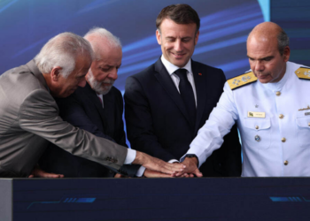 Brasil e Argentina discutem produção de submarinos Scorpène em Itaguaí e ampliação da cooperação militar. KC-390 e financiamento franco-brasileiro também entram na pauta.