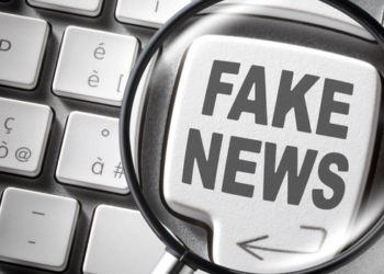 Entenda como o viés de confirmação ajuda a espalhar desinformação, fake news e discursos radicais nas redes sociais, segundo especialistas em psicologia.