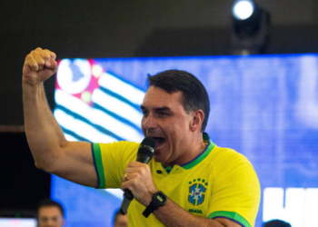 Flávio Bolsonaro defende a entrada do Brasil no projeto Escudo das Américas e propõe cooperação internacional para combater facções criminosas e o narcotráfico.