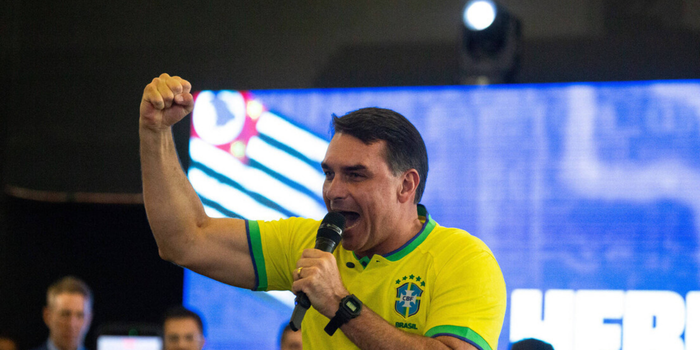 Flávio Bolsonaro defende a entrada do Brasil no projeto Escudo das Américas e propõe cooperação internacional para combater facções criminosas e o narcotráfico.