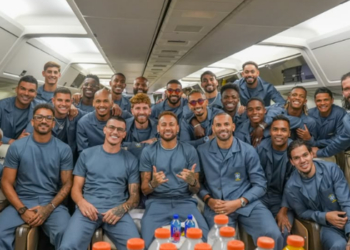  Seleção brasileira desembarca nos Estados Unidos para a reta final de preparação da Copa do Mundo. Carlo Ancelotti demonstra confiança e destaca equilíbrio entre as equipes.