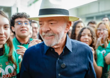Lula rebate críticas dos Estados Unidos sobre comércio bilateral, afirma que a balança comercial favorece os norte-americanos e defende solução negociada para evitar novas tarifas.