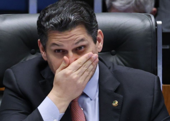 PEC que prevê o fim da escala 6x1 aguarda definição no Senado, enquanto proposta alternativa da oposição já começou a tramitar na CCJ.