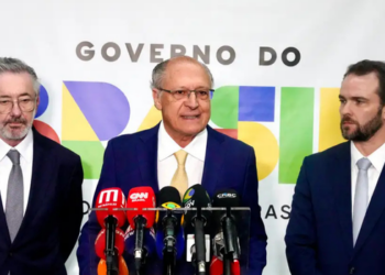Geraldo Alckmin critica proposta dos EUA de impor tarifa de 25% sobre produtos brasileiros, defende o Pix e reforça aposta do governo em negociações diplomáticas.