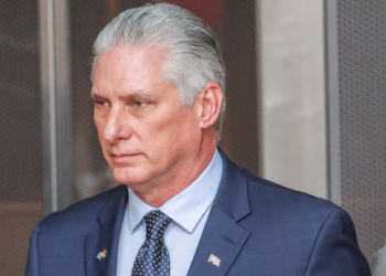 Miguel Díaz-Canel denuncia tentativa de apresentar Cuba como Estado falido e acusa os Estados Unidos de manterem uma política de bloqueio e pressão contra a ilha.