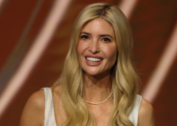 Ivanka Trump apresenta projeto Sazan em ilha privada no Mediterrâneo, com hotéis, residências e turismo de luxo em área de 1.400 hectares.