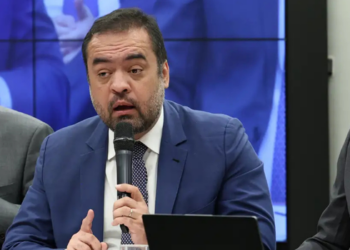 PF afirma que Cláudio Castro acompanhava reforma de adega de R$ 245 mil em mansão de Petrópolis; defesa diz que imóvel era alugado.