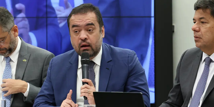 PF afirma que Cláudio Castro acompanhava reforma de adega de R$ 245 mil em mansão de Petrópolis; defesa diz que imóvel era alugado.