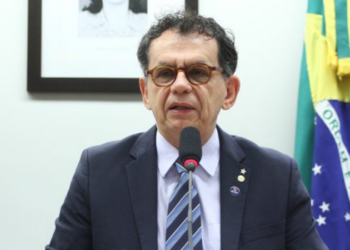 Projeto em tramitação na Câmara propõe isenção de taxas na emissão de documentos para idosos a partir de 60 anos, incluindo RG, CPF e CNH. Proposta ainda precisa passar por outras comissões.