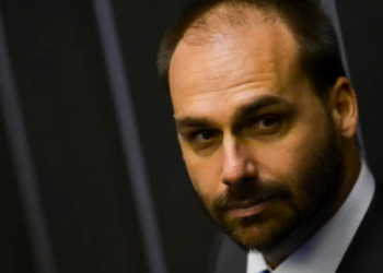 O ministro Alexandre de Moraes liberou para julgamento a ação penal contra Eduardo Bolsonaro no STF. Ex-deputado é acusado de coação no curso do processo em investigação relacionada aos desdobramentos das eleições de 2022.