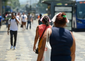 Levantamento mostra que 66% das cidades brasileiras ainda não possuem planos estruturados para enfrentar ondas de calor extremo. Falta de recursos e planejamento preocupa especialistas.