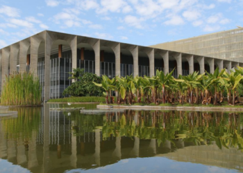 Governo brasileiro reage à possível imposição de tarifas dos EUA e defende atuação no combate ao trabalho escravo. Itamaraty afirma que medida distorce tema ligado aos direitos humanos.