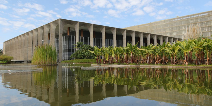 Governo brasileiro reage à possível imposição de tarifas dos EUA e defende atuação no combate ao trabalho escravo. Itamaraty afirma que medida distorce tema ligado aos direitos humanos.