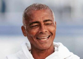 Após críticas por acompanhar a Copa fora de Brasília, Romário afirmou que abriu mão do salário e seguirá votando remotamente no Senado.