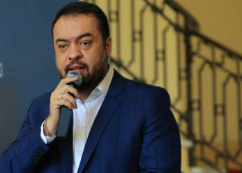 TCE-RJ rejeita contas de 2025 de Cláudio Castro por 3 votos a 1 e envia parecer prévio desfavorável para análise final da Assembleia Legislativa do Rio.