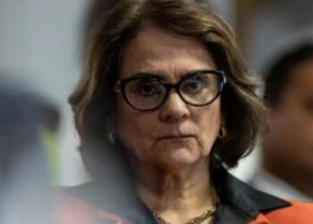 Damares Alves disse que não irá ao encontro de Flávio Bolsonaro com mulheres conservadoras e avaliou que Michelle Bolsonaro também deve faltar. Crise amplia tensão no PL.