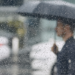 Chuva forte causa transtornos no Rio de Janeiro, com alagamentos na Zona Sul e no Centro, impacto nos BRTs e deslizamento de barranco na Rocinha.