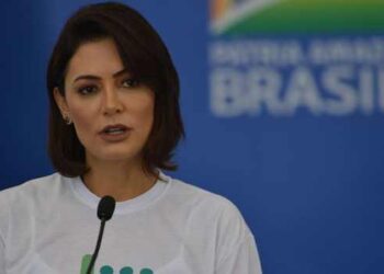 Michelle Bolsonaro anunciou saída da presidência do PL Mulher após atrito público com Flávio Bolsonaro. Ex-primeira-dama diz que vai se dedicar aos cuidados de Jair Bolsonaro e da família.