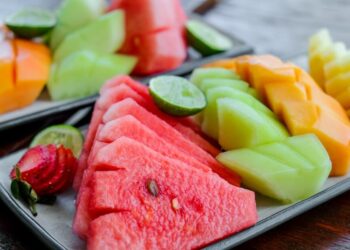 Entenda como água, licopeno, vitaminas e L-citrulina fazem da melancia uma opção nutritiva para uma alimentação equilibrada.