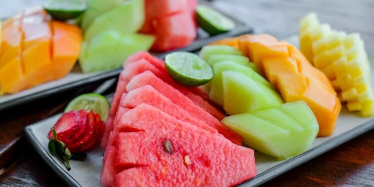 Entenda como água, licopeno, vitaminas e L-citrulina fazem da melancia uma opção nutritiva para uma alimentação equilibrada.